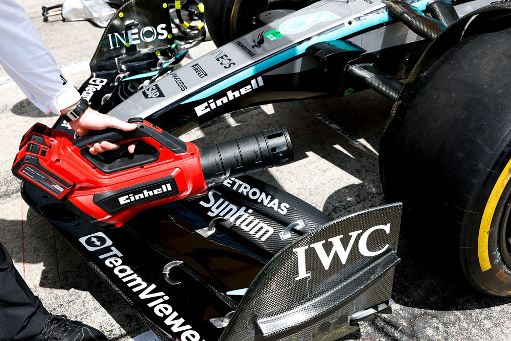 Einhell puhalica za lišće usmerena prema prednjem krilu Formule 1.