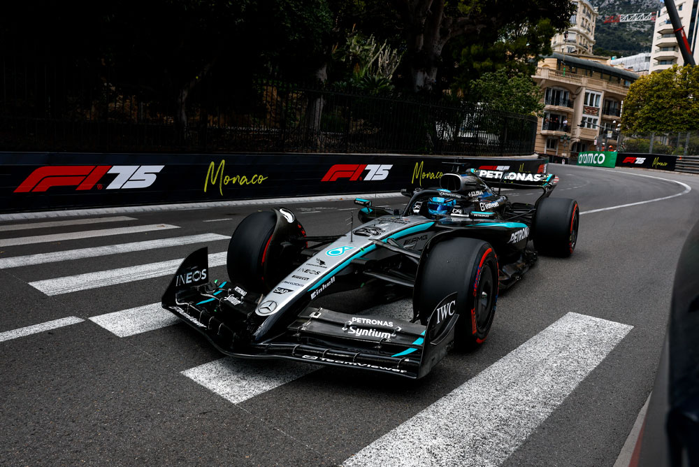 Formula 1 automobil na trkaćoj stazi.
