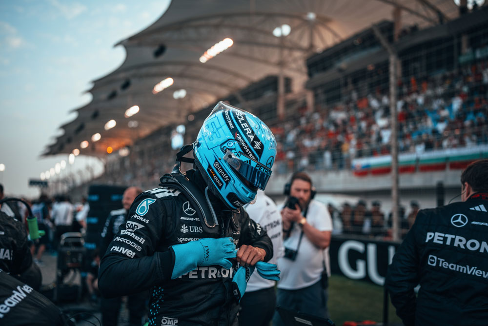 Vozač Formule 1 iz Mercedesa.