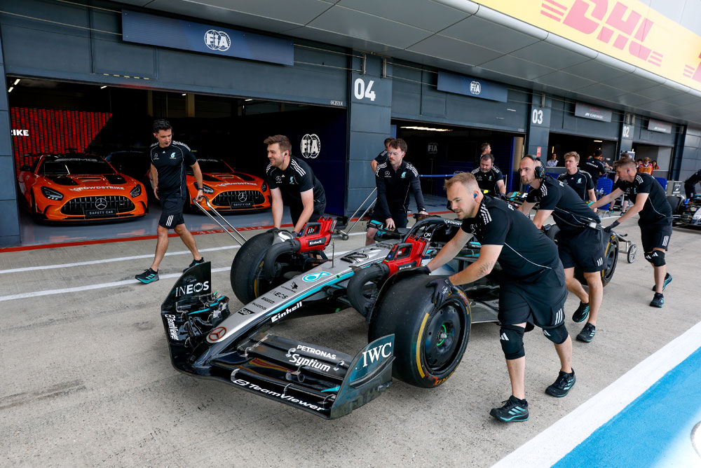 Formula 1 automobil koji se gura.