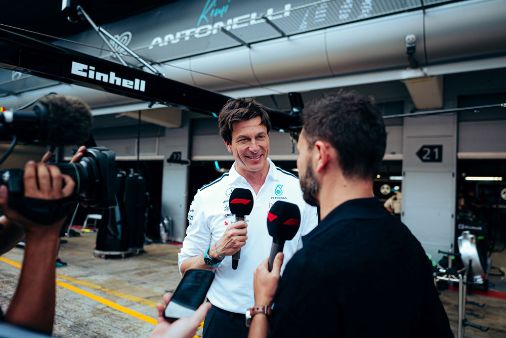 Toto Wolff daje intervju novinaru.