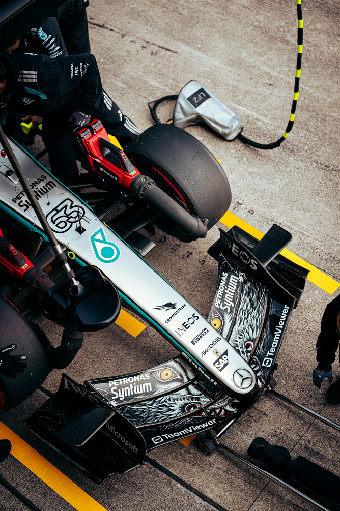 Pogled odozgo na Mercedes F1 bolid u garaži