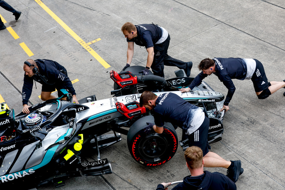 Mercedes pit crew menja gume tokom trke