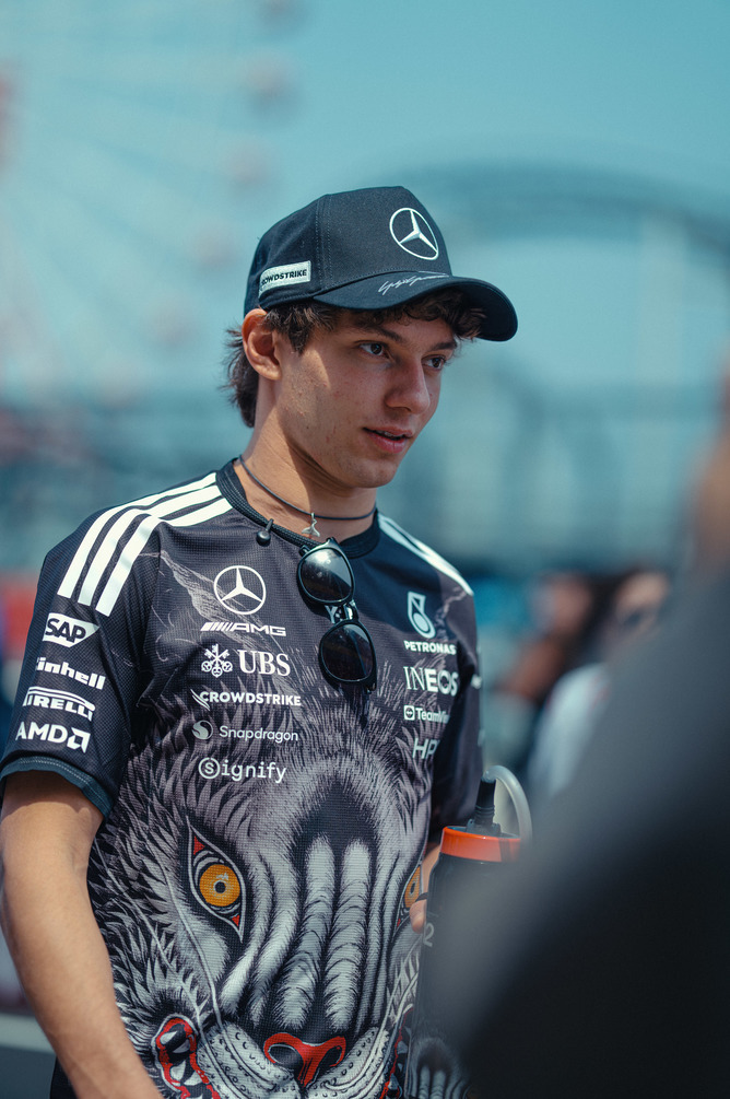 Mercedes F1 vozač u timskoj opremi