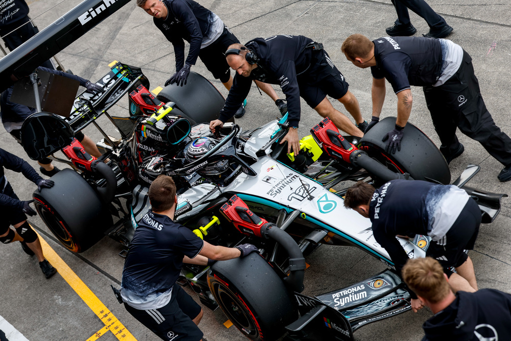 Mercedes pit crew servisira bolid tokom pit stopa