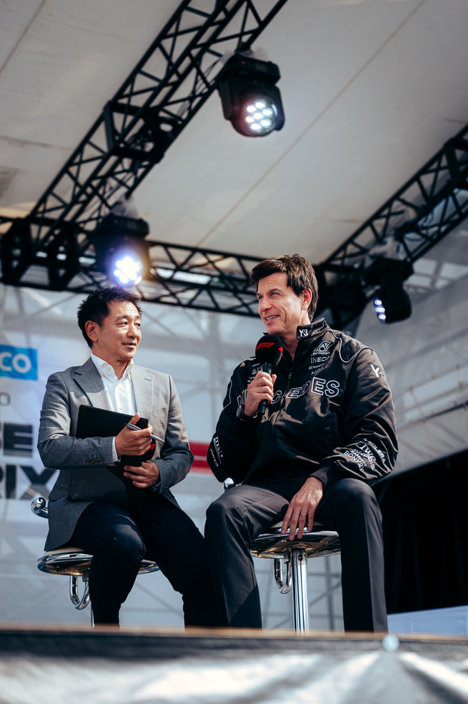 Toto Wolff daje intervju na sceni