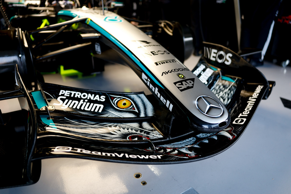 Krupni plan prednjeg dela Mercedes F1 bolida